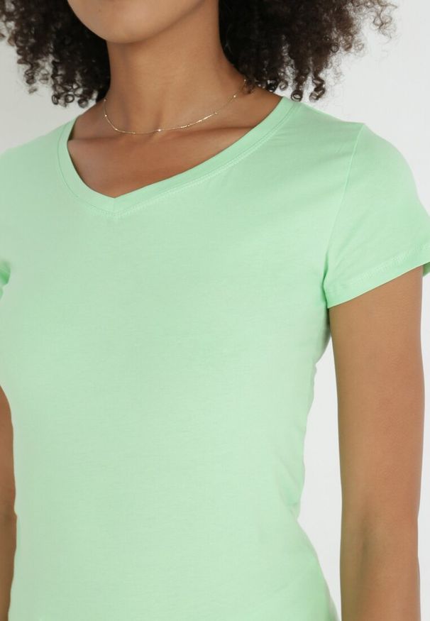 Born2be - Miętowy T-shirt Daeiphia. Typ kołnierza: dekolt w serek. Kolor: miętowy. Materiał: bawełna, dzianina. Długość rękawa: krótki rękaw. Długość: krótkie