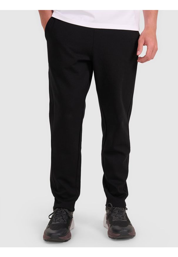 4f - 4F Spodnie dresowe męskie - czarne L. Kolor: czarny. Materiał: dresówka. Wzór: ze splotem, gładki. Sport: fitness