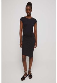 medicine - Medicine sukienka kolor czarny mini dopasowana. Kolor: czarny. Materiał: dzianina. Długość rękawa: krótki rękaw. Wzór: gładki. Typ sukienki: asymetryczne, dopasowane. Długość: mini #2
