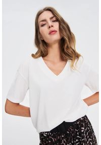MOODO - T-shirt z dekoltem w serek biały. Typ kołnierza: dekolt w serek. Kolor: biały. Materiał: bawełna, elastan