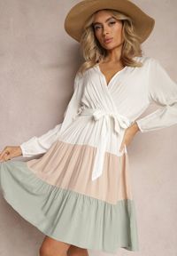 Renee - Biało-Zielona Sukienka Mini z Paskiem i Gumką w Talii z Kopertowym Dekoltem Joxa. Kolor: biały. Typ sukienki: kopertowe. Długość: mini #3