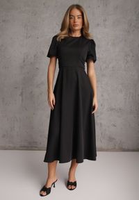 Renee - Czarna Rozkloszowana Sukienka Koktajlowa VICES na Krótki Rękaw Nessesha. Okazja: na randkę, na wesele, na ślub cywilny. Kolor: czarny. Długość rękawa: krótki rękaw. Styl: wizytowy. Długość: mini #2