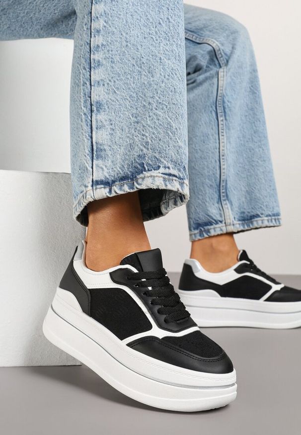 Born2be - Czarno-Białe Sneakersy na Grubej Podeszwie Ozdobione Tłoczeniem Nalliera. Okazja: na co dzień. Zapięcie: sznurówki. Kolor: czarny. Materiał: jeans. Wzór: aplikacja