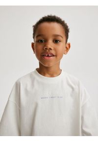 Reserved - T-shirt oversize z nadrukiem - złamana biel. Materiał: bawełna, włókno, dzianina. Wzór: nadruk