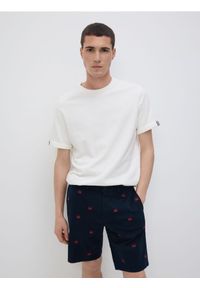 Reserved - Szorty regular z haftem - granatowy. Kolor: niebieski. Materiał: bawełna, tkanina. Wzór: haft #1