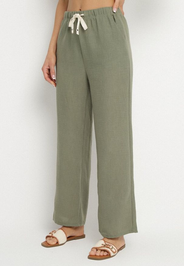 Born2be - Ciemnozielone Spodnie o Szerokim Kroju z Gumką i Wiązaniem w Talii Mirastra. Okazja: na co dzień, na spacer. Kolor: zielony. Styl: sportowy, casual, elegancki, klasyczny