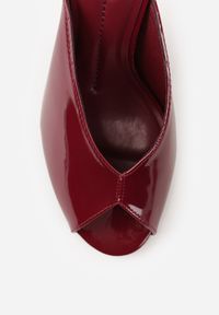 Renee - Bordowe Klapki Peep Toe na Szpilce z Lakierowanym Połyskiem Sharvyra. Nosek buta: otwarty. Kolor: czerwony. Materiał: lakier. Obcas: na szpilce. Wysokość obcasa: średni #2