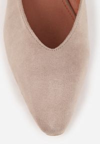 Born2be - Ciemnobeżowe Czółenka Vices ze Skórzaną Wkładką na Obcasie z Aplikacją Celvila. Okazja: na co dzień. Kolor: beżowy. Materiał: skóra. Wzór: aplikacja. Obcas: na obcasie. Styl: casual. Wysokość obcasa: średni #8