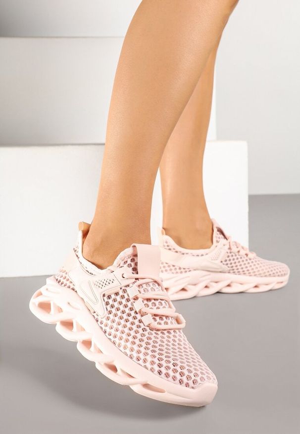 Born2be - Różowe Siateczkowe Buty Sportowe Sneakersy na Grubej Tłoczonej Podeszwie Telarienna. Okazja: na co dzień. Zapięcie: sznurówki. Kolor: różowy. Materiał: jeans. Obcas: na platformie