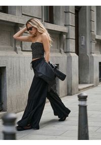 Sinsay - Szerokie spodnie z falbanami i wiązaniem w talii z wiskozą - czarny. Kolor: czarny. Materiał: wiskoza #1