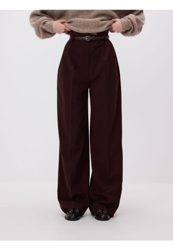 Reserved - Spodnie z paskiem - burgundowy. Kolor: czerwony. Materiał: wiskoza, tkanina