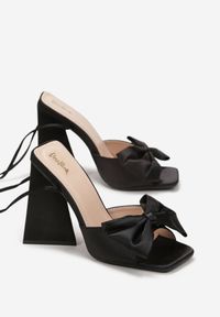 Born2be - Czarne Wiązane Sandały na Trójkątnym Obcasie z Ozdobną Kokardką Ellave. Nosek buta: otwarty. Kolor: czarny. Materiał: satyna. Obcas: na obcasie. Wysokość obcasa: średni #3