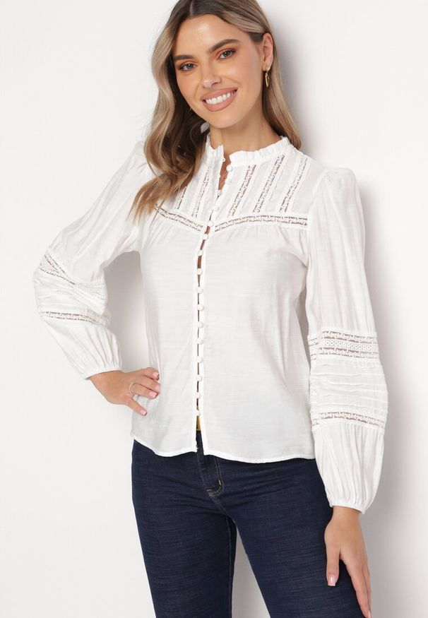 Born2be - Biała Wiskozowa Koszula z Koronkowymi Tasiemkami i Stójką Versa. Typ kołnierza: kołnierzyk stójkowy. Kolor: biały. Materiał: koronka, wiskoza. Wzór: koronka