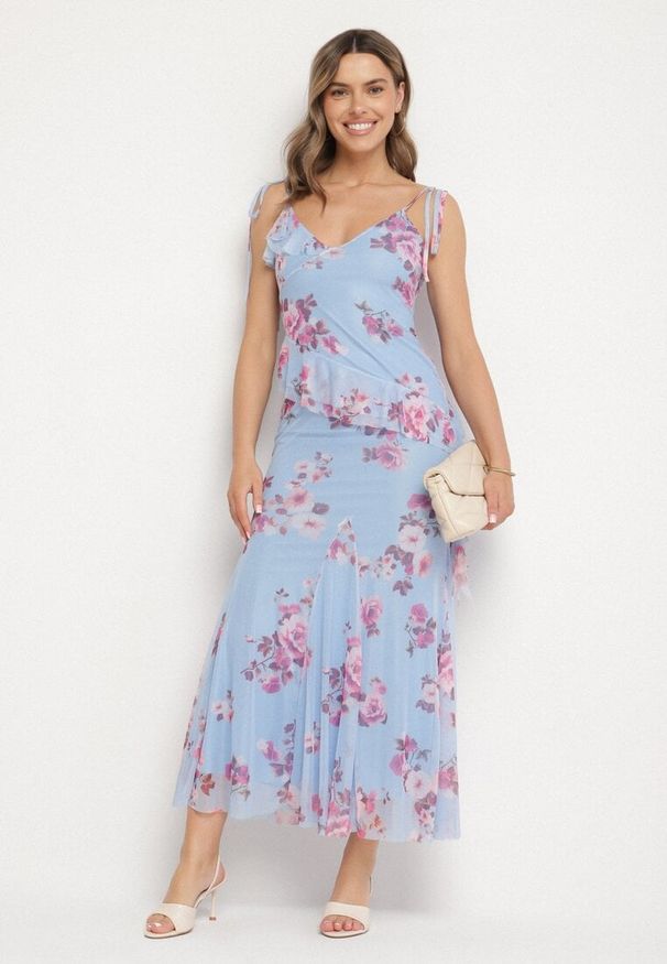 Born2be - Niebieski Komplet w Kwiaty Spódnica i Top z Wiązanymi Ramiączkami i Falbankami Torellina. Kolor: niebieski. Materiał: jeans. Wzór: kwiaty