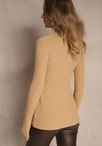 Renee - Beżowy Golf z Tłoczonym Wzorem Ralinnea. Okazja: na co dzień. Typ kołnierza: golf. Kolor: beżowy. Styl: klasyczny, casual #2