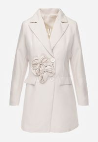 Renee - Beżowa Marynarka Sukienka z Aplikacjami 3D w Kształcie Kwiatów i Zapięciem na Guziki Lorira. Okazja: na co dzień, do pracy, na spotkanie biznesowe. Kolor: beżowy. Materiał: jeans. Wzór: kwiaty, aplikacja. Styl: klasyczny, casual, biznesowy, elegancki #3