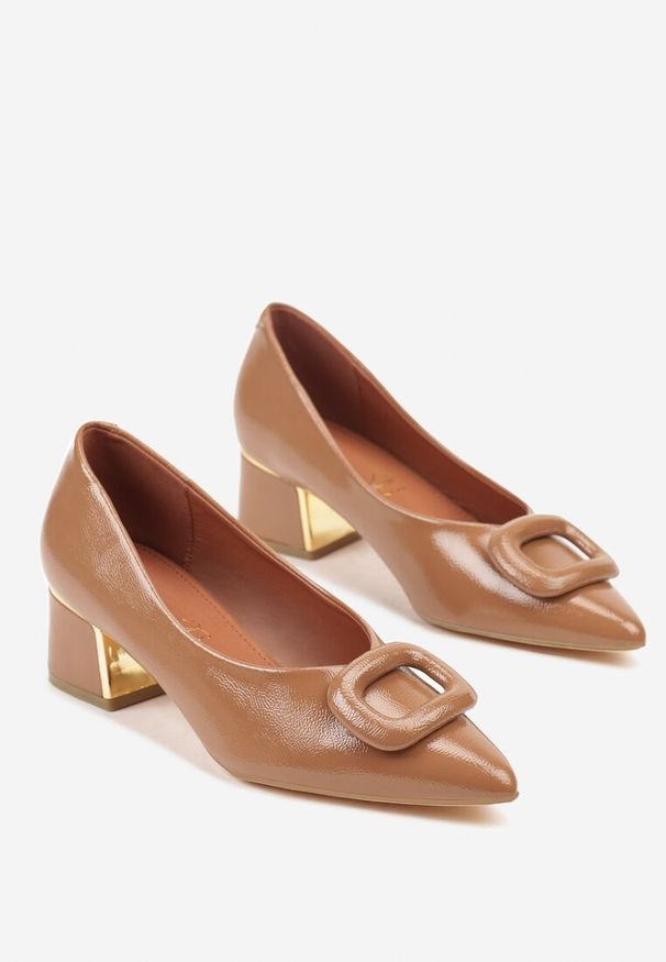 Born2be - Ciemnobeżowe Czółenka na Obcasie Vices ze Skórzaną Wkładką Ozdobione Klamrą Aponelle. Zapięcie: klamry. Kolor: beżowy. Materiał: skóra. Wzór: aplikacja. Obcas: na obcasie. Wysokość obcasa: średni