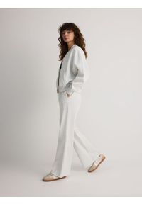 Reserved - Spodnie dresowe flare - jasnoszary. Kolor: szary. Materiał: dresówka #1