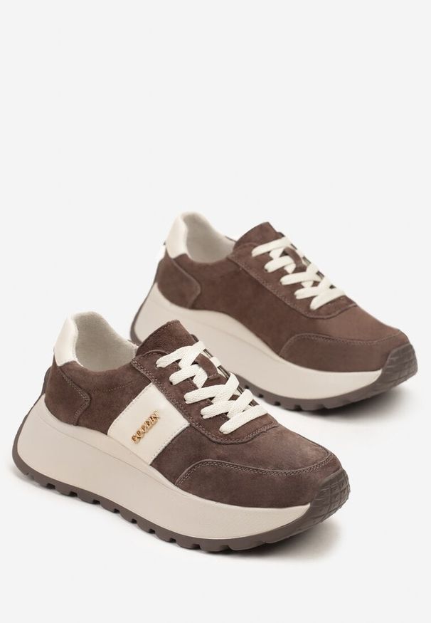 Born2be - Brązowe Zamszowe Sneakersy na Grubej Podeszwie z Metalicznym Napisem Latisea. Okazja: na co dzień. Kolor: brązowy. Materiał: zamsz. Wzór: napisy