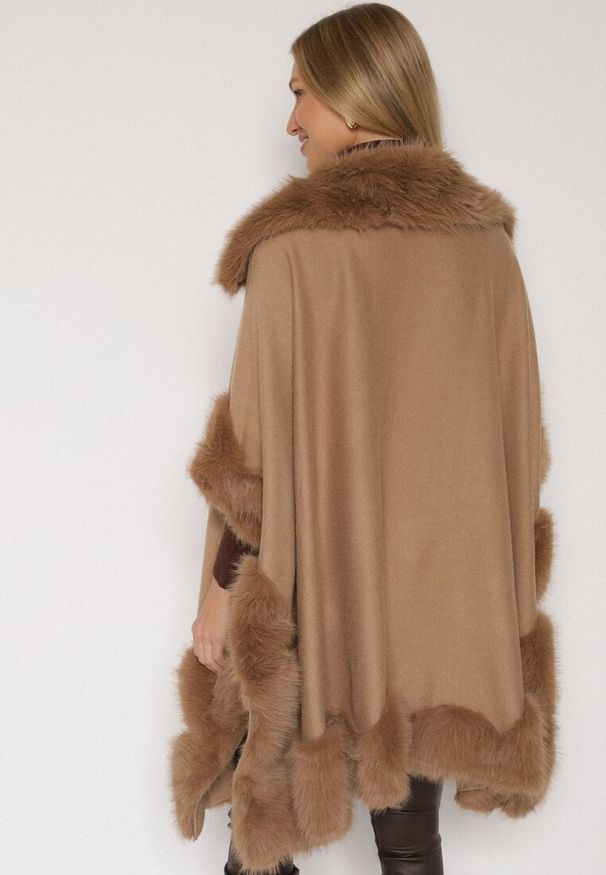 Born2be - Jasnobrązowe Ponczo z Wełną i Wiskozą Ozdobione Futerkiem Delatta. Okazja: na co dzień. Kolor: brązowy. Materiał: wiskoza, futro, wełna. Wzór: aplikacja. Styl: elegancki, casual