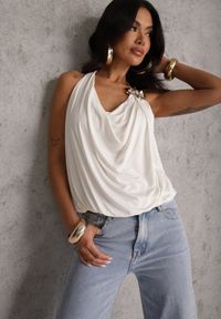 Renee - Biały Marszczony Top Halter z Łańcuszkiem i Kwiatem Przy Dekolcie Idivanna. Okazja: na imprezę. Typ kołnierza: dekolt halter. Kolor: biały. Materiał: jeans. Wzór: kwiaty. Styl: elegancki #1