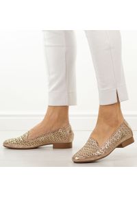 Złote ażurowe półbuty damskie M.Daszyński Sa222-14. Okazja: na co dzień. Nosek buta: okrągły. Kolor: złoty. Szerokość cholewki: normalna. Wzór: ażurowy. Materiał: skóra. Sezon: wiosna, lato. Obcas: na obcasie. Styl: casual, elegancki, klasyczny, wizytowy. Wysokość obcasa: niski #1