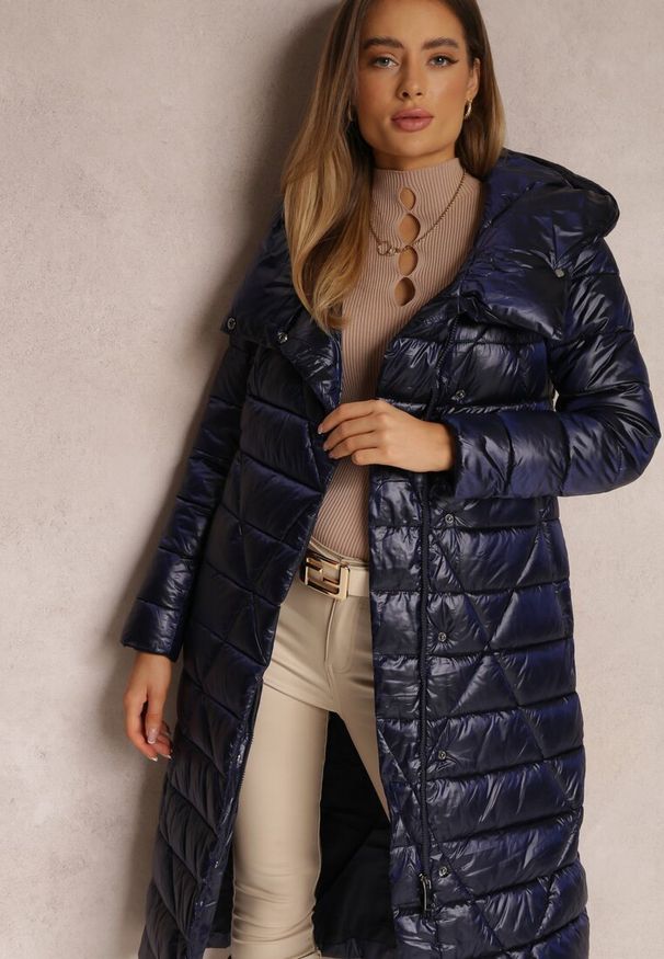 Renee - Granatowa Kurtka za Kolano z Wiązanym Paskiem i Kapturem Feome. Okazja: na co dzień. Kolor: niebieski. Materiał: tkanina. Styl: casual, klasyczny