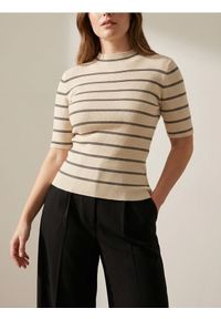Sinsay - Sweter z krótkim rękawem w paski - beżowy. Kolor: beżowy. Długość rękawa: krótki rękaw. Długość: krótkie. Wzór: paski