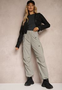 Renee - Szare Spodnie Cargo High Waist z Ozdobnymi Kieszeniami Leriora. Okazja: na co dzień. Stan: podwyższony. Kolor: szary. Styl: elegancki, casual