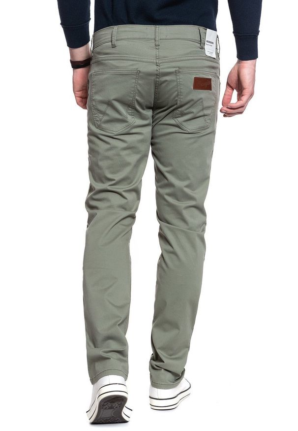Wrangler - MĘSKIE SPODNIE MATERIAŁOWE WRANGLER GREENSBORO DUSTY OLIVE W15QWA275 112127116. Materiał: materiał