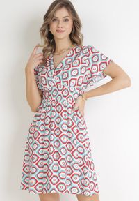 Born2be - Czerwono-Biała Sukienka Mini z Wiskozy z Gumką w Pasie i Kopertowym Dekoltem Karisa. Kolor: czerwony. Materiał: wiskoza. Długość rękawa: krótki rękaw. Sezon: wiosna, lato. Typ sukienki: kopertowe. Długość: mini #1