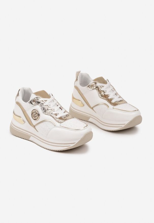 Born2be - Biało-Złote Sneakersy na Grubej Podeszwie z Metalicznymi Wstawkami Gonnith. Okazja: na co dzień, na spacer. Kolor: biały. Materiał: jeans. Sezon: wiosna, jesień. Sport: turystyka piesza