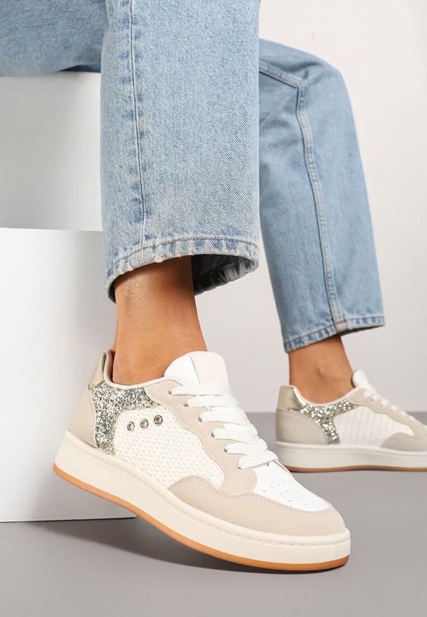 Renee - Beżowe Streetwearowe Sneakersy Zdobione Przeszyciami Neonisea. Okazja: na spacer, na co dzień. Kolor: beżowy. Materiał: skóra, jeans. Wzór: aplikacja. Sport: turystyka piesza