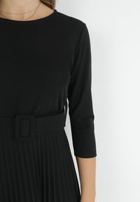 Born2be - Czarna Sukienka Plisowana z Paskiem Gonge. Okazja: na co dzień, na imprezę. Kolor: czarny. Typ sukienki: proste, dopasowane. Styl: klasyczny, elegancki, casual #3