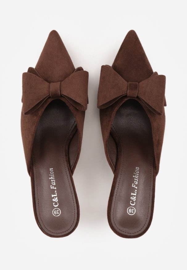 Renee - Brązowe Klapki Mule na Szpilce z Kokardką Kimoseis. Nosek buta: otwarty. Kolor: brązowy. Materiał: skóra, zamsz. Wzór: aplikacja. Sezon: lato. Obcas: na szpilce. Wysokość obcasa: średni