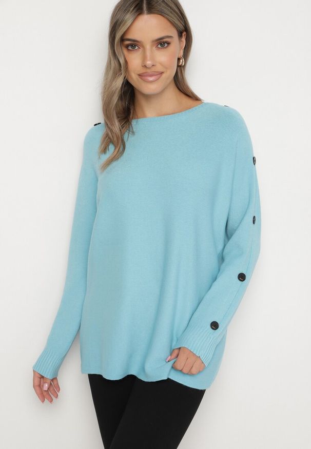 Born2be - Jasnoniebieski Sweter z Dodatkiem Bawełny i Wiskozy z Guzikami na Rękawach Ciasine. Okazja: na co dzień. Kolekcja: plus size. Kolor: niebieski. Materiał: bawełna, wiskoza. Długość rękawa: długi rękaw. Długość: długie. Styl: casual