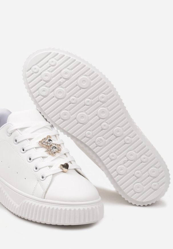 Renee - Biało-Złote Sneakersy na Niskiej Platformie ze Wstawką z Ekozamszu i Złotym Misiem Nleona. Okazja: na spotkanie biznesowe. Nosek buta: okrągły. Kolor: biały. Materiał: jeans. Sezon: lato. Obcas: na platformie