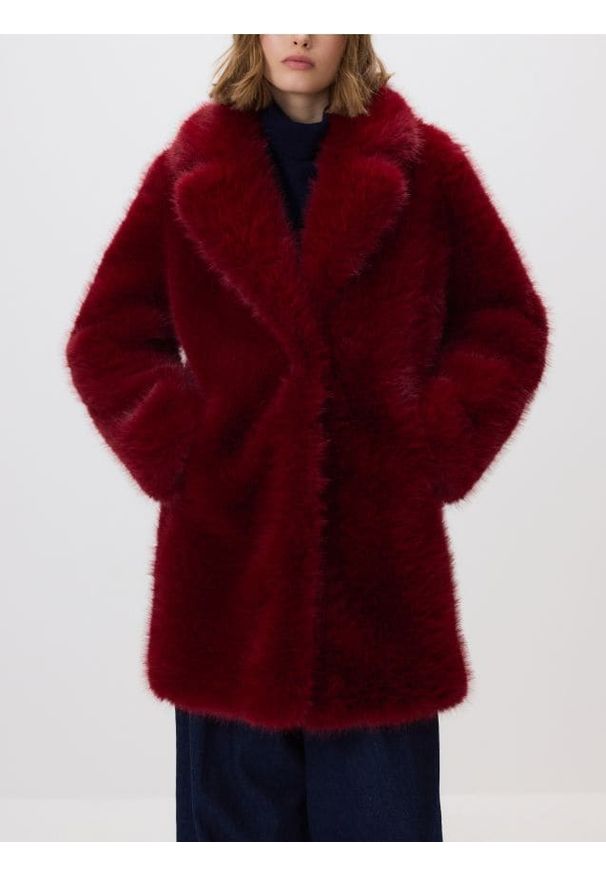 Reserved - Płaszcz z imitacji futra - czerwony. Kolor: czerwony. Materiał: futro