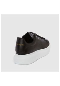 Alexander McQueen - ALEXANDER MCQUEEN Czarne sneakersy męskie z białą podeszwą. Kolor: czarny. Materiał: skóra