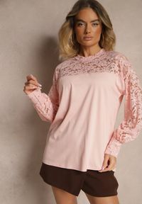 Renee - Jasnoróżowa Bluzka z Wiskozą z Koronką Eviriva. Okazja: na co dzień. Kolor: różowy. Materiał: koronka, wiskoza. Długość rękawa: długi rękaw. Długość: długie. Wzór: koronka. Styl: casual
