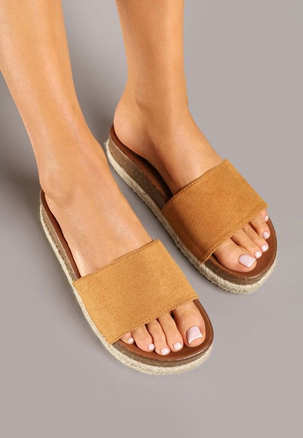 Renee - Brązowe Klapki z Ekozamszu na Niskiej Platformie Marazelia. Okazja: na co dzień. Kolor: brązowy. Materiał: jeans. Wzór: kwiaty. Obcas: na platformie. Styl: elegancki, casual
