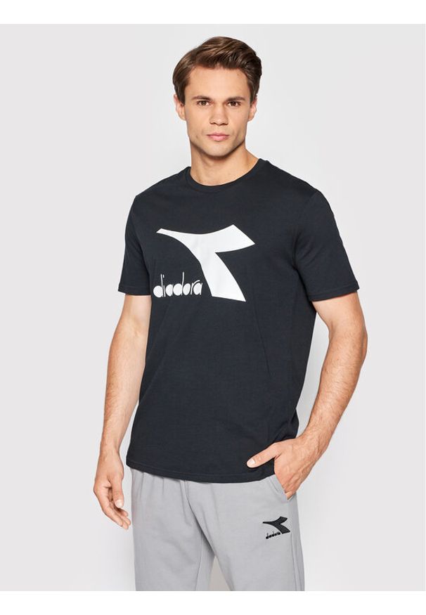 Diadora T-Shirt Chromia 102.178747 Czarny Regular Fit. Kolor: czarny. Materiał: bawełna
