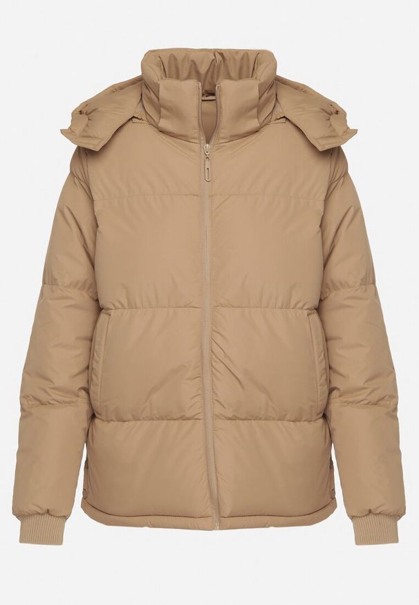 Born2be - Ciemnobeżowa Pudełkowa Kurtka Pikowana z Kapturem Anena. Typ kołnierza: kaptur. Kolor: beżowy. Styl: elegancki