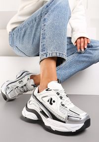 Renee - Biało-Srebrne Sneakersy na Grubej Podeszwie Ozdobione Siateczkowymi Wstawkami Korianna. Kolor: srebrny. Wzór: aplikacja #1