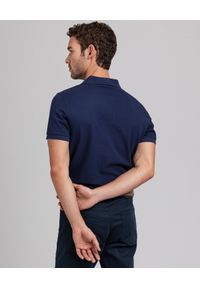 GANT - Granatowy t-shirt polo z bawełnianej piki. Okazja: na co dzień. Typ kołnierza: polo. Kolor: niebieski. Materiał: bawełna. Wzór: haft. Styl: klasyczny, casual, sportowy #3