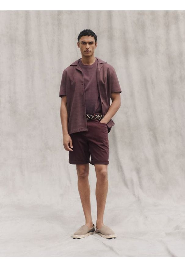 Reserved - Szorty regular fit - bordowy. Kolor: czerwony. Materiał: bawełna, tkanina