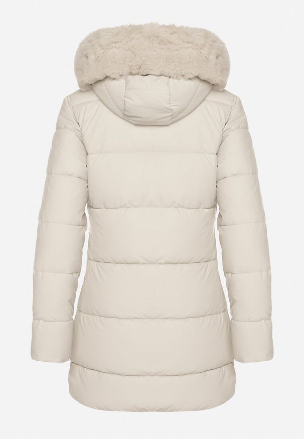 Born2be - Biała Taliowana Kurtka Pikowana z Kapturem z Futrem Nalaseva. Okazja: na co dzień. Typ kołnierza: kaptur. Kolor: biały. Materiał: futro. Sezon: zima. Styl: casual, elegancki