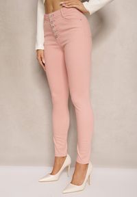 Renee - Różowe Spodnie Skinny Winvienne. Stan: podwyższony. Kolor: różowy. Długość: długie. Wzór: ażurowy
