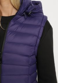 Born2be - Ciemnofioletowa Kamizelka Pikowana o Dłuższym Fasonie z Kapturem Vitilie. Okazja: na co dzień. Typ kołnierza: kaptur. Kolor: fioletowy. Materiał: jeans. Długość: długie. Styl: elegancki, casual #5