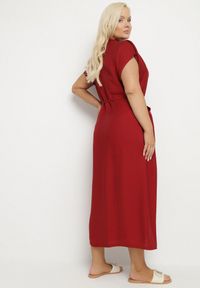 Born2be - Bordowa Wiskozowa Sukienka Pudełkowa z Cienkim Paskiem i Kieszeniami Lumivorae. Okazja: na co dzień. Kolekcja: plus size. Kolor: czerwony. Materiał: wiskoza. Typ sukienki: proste, dla puszystych. Styl: elegancki, casual #6